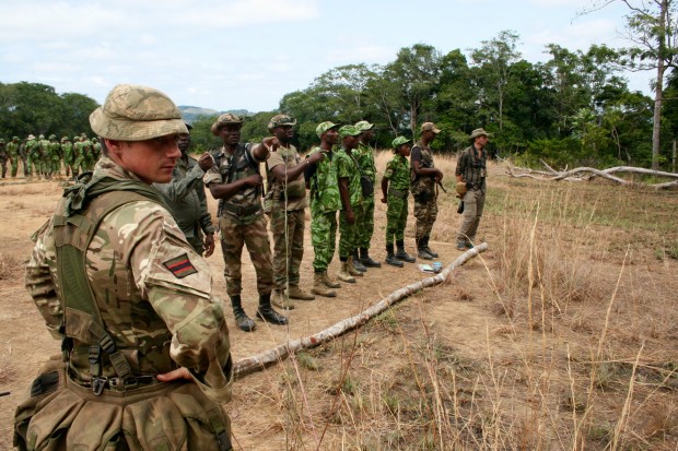 shows a member of the training team running an observation as part of the syllabus to improve tracking skills. The ANPN (National Parks Authority) rangers have excellent skills to track animals, but are less proficient at tracking poachers.