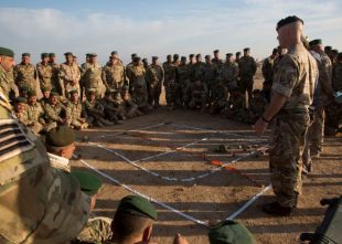 A British soldier trains Iraqi soldiers on IEDs